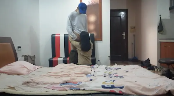 黑玫瑰嫖娼男殊不知遇上人妖 插一下插一下嘛摸几下屁股还不让摸 我手洗了 隔着内裤插两下算了嘛