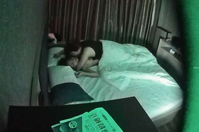 情侣开房男的做累了女的意犹未尽偷偷自慰