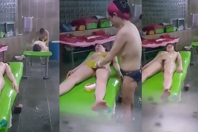 爬窗偷窥女子澡堂美女叉着大腿正在享受搓澡呢逼毛好性感