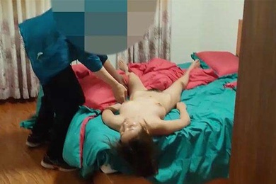 绿帽男找代驾司机迷玩自家女友死猪裸体被抱到房间迷操然后又抱到客厅玩弄